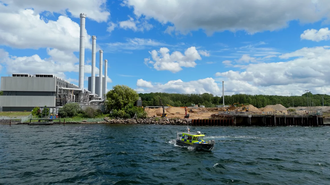 Die Kampfmittelsondierung der Kieler Förde erfolgt mehrstufig: Zuerst startete heute die Untersuchung der Wasseroberfläche beziehungsweise des Meeresbodens von einem Boot aus.
