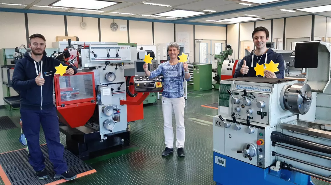 Ausbildung auf Sterne-Niveau: Ausbildungsleiterin Anja Fiedler (mi.) präsentiert mit einem Teil ihres Teams, Henning Kammann (li.) und Kevin Dittmann, die erreichten 5 von 5 möglichen Sterne.