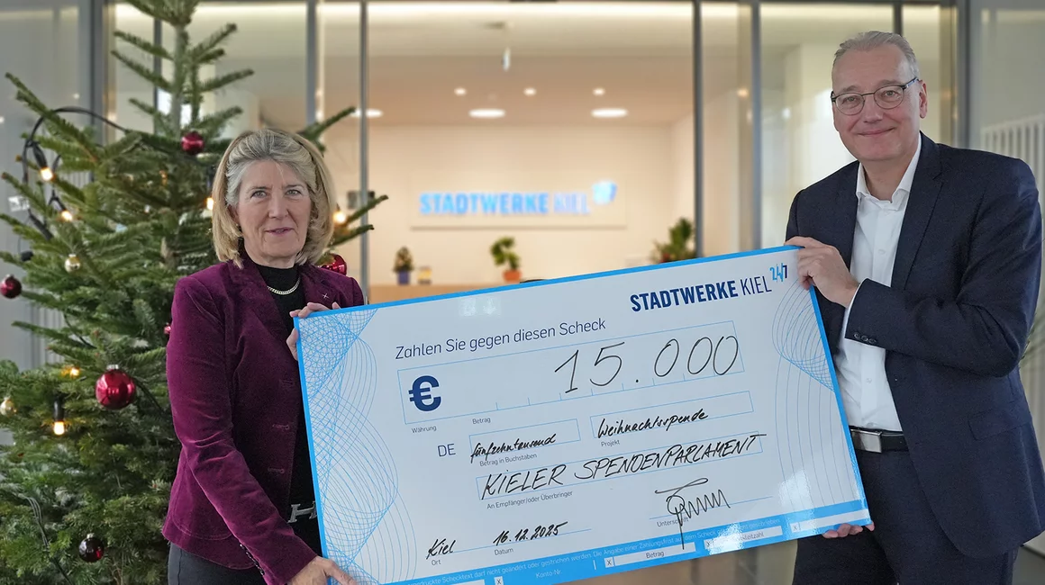 Traditionell zur Weihnachtszeit übergab Dr. Jörg Teupen 15.000 Euro an Marie-Luise Görlitz vom Kieler Spendenparlament.