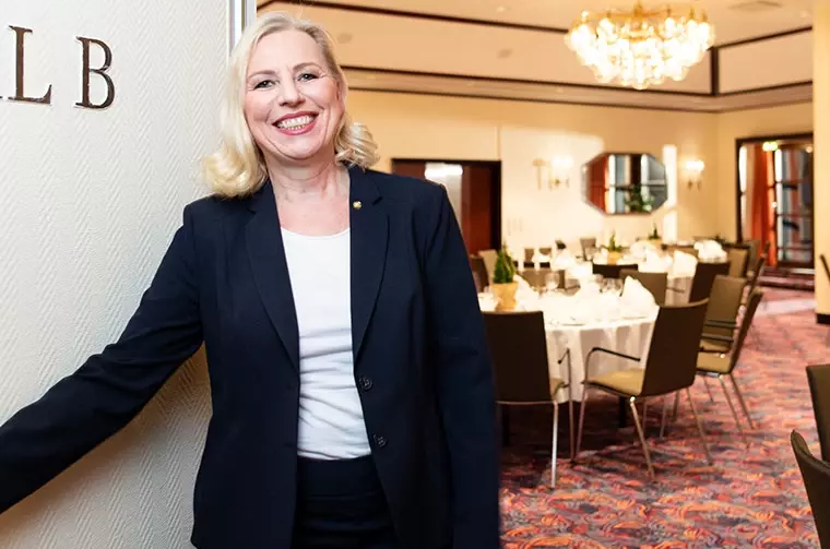Direktorin Evelyn Wirth präsentiert Saal B des Steigenberger Conti Hansa Kiel