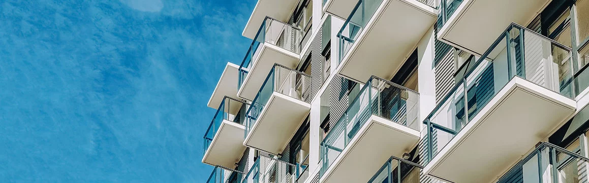 Außenansicht eines weißen Hochhauses mit Balkonen