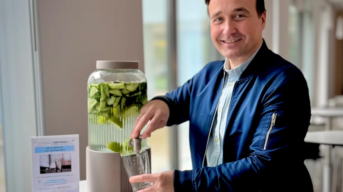 Ob pur oder aufgegossen – Sönke Schuster, Sprecher Stadtwerke Kiel, ist stolz auf das Trinkwasser und blickt auf eine über 135 Jahre alte Erfolgsgeschichte.