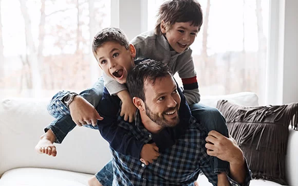 Vater mit Kindern auf Sofa, dekorativ