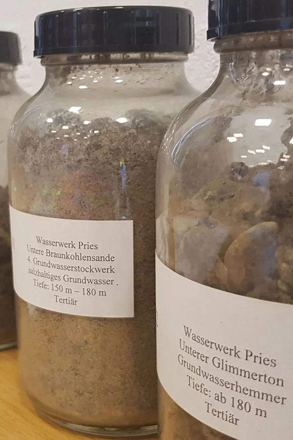 Große Gläser mit Gesteinsproben und Aufschrift "Braunkohlesande".