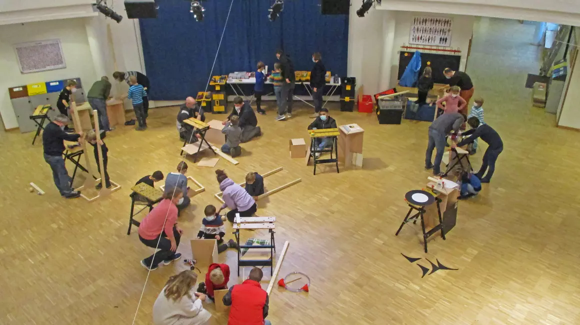 Schüler, Lehrer und Eltern der Grundschule an den Eichen in Kronshagen bauten zahlreiche Experimentierstationen nach.