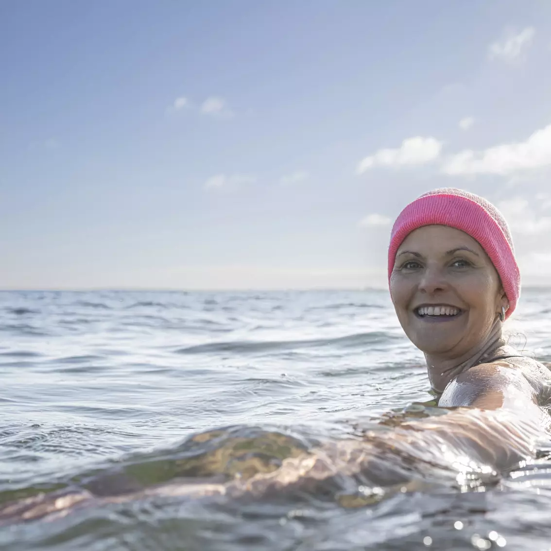 Moderatorin Kristin Recke im Wasser mit pinker Mütze