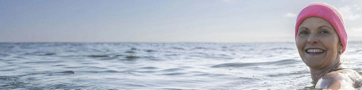 Moderatorin Kristin Recke im Wasser mit pinker Mütze