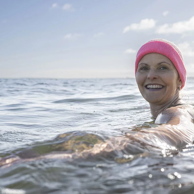 Moderatorin Kristin Recke im Wasser mit pinker Mütze