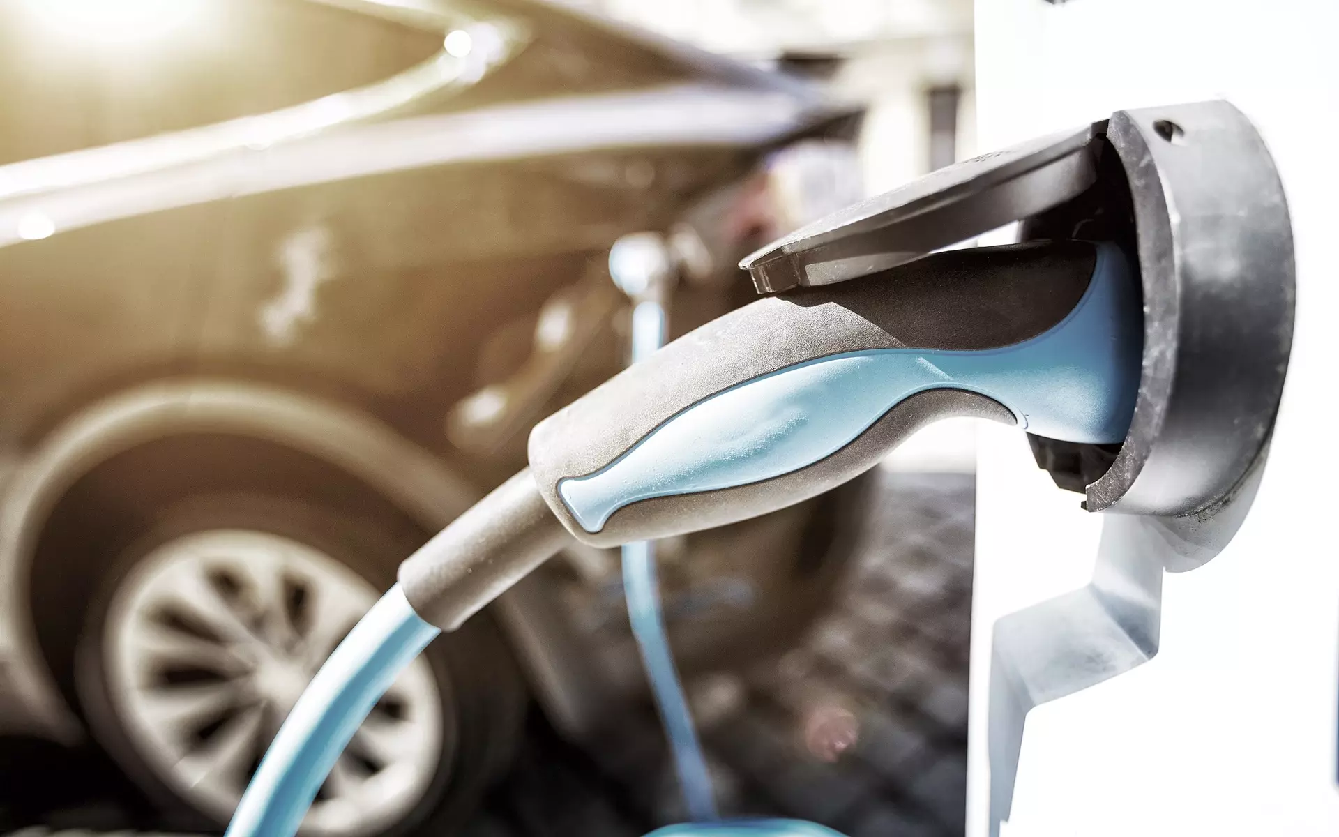 Stecker eines Elektroautos in Ladesäule