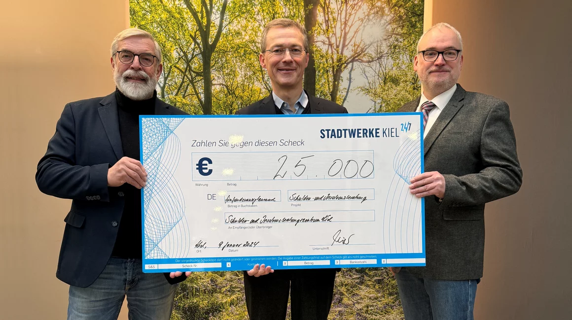 Mit der jährlichen Spende würdigt Frank Meier (mi.) den nachhaltigen Einsatz für finanziell in Not geratene Menschen von Rolf Fischer (li.) und Michael Grossnick.