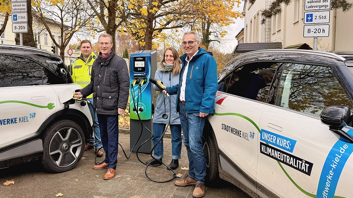 Frank Meier (2.v.li.) und Tim Brockmann (re.) weihten gemeinsam mit Esther Johanna Wenderhold (2.v.re.), Stadt Preetz, und Kjell Schmidt (li.), Stadtwerke Kiel, eine der neuen acht Ladesäulen ein.