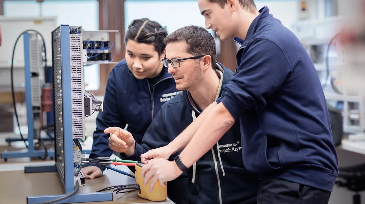 Die groß angelegte CAPITAL-Studie kürt die Stadtwerke Kiel zu einem von „Deutschlands besten Ausbildern 2022“ (Quelle: John M. John/NETZWERKQ 4.0) Die groß angelegte CAPITAL-Studie kürt die Stadtwerke Kiel zu einem von „Deutschlands besten Ausbildern 2022“ (Quelle: John M. John/NETZWERKQ 4.0)