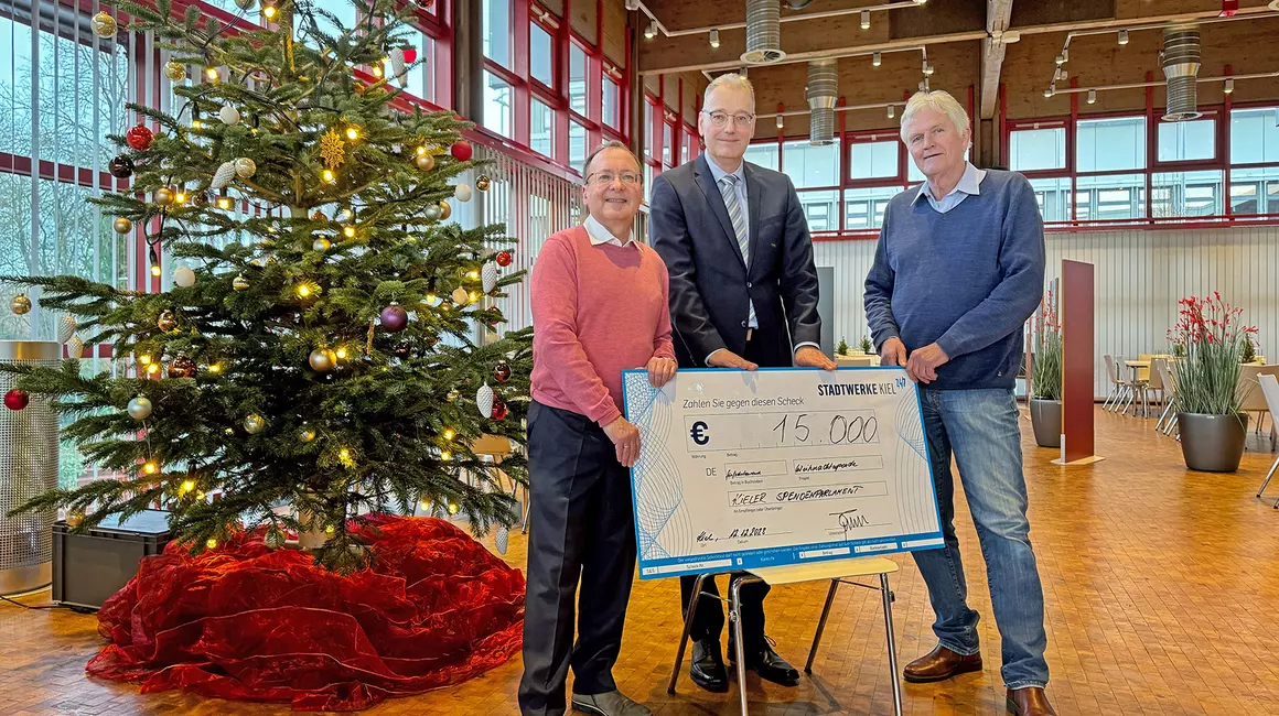 Schon Tradition: Statt vieler kleiner Weihnachtspräsente überreicht Dr. Jörg Teupen (mi.) symbolisch 15.000 Euro an Rainer Selchau-Hansen (li.) und Nahmen Roeloffs vom Kieler Spendenparlament.